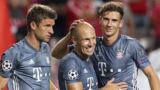 Fotbalisté Bayernu Mnichov se radují z gólu na hřišti Benfiky Lisabon v utkání Ligy mistrů. Zleva Thomas Müller, Arjen Robben a Leon Goretzka.