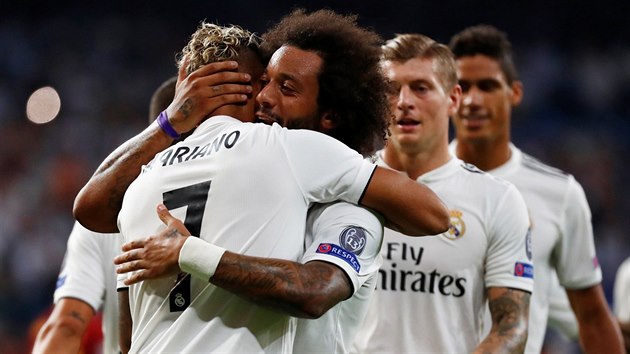 Gratulace Marianovi. Fotbalisté Realu Madrid slaví třetí gól v utkání Ligy mistrů proti AS Řím