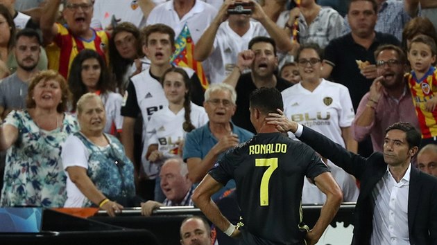 PEDASN ODCHOD. Cristiano Ronaldo z Juventusu po erven kart opout hit na stadionu Mestalla ve Valencii.