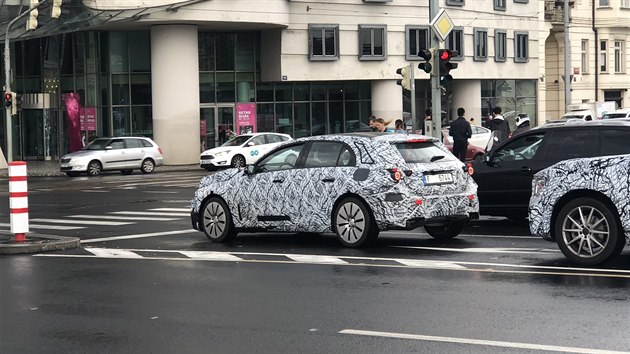 Maskovan prototypy Mercedes v Praze: GLB a A-Class