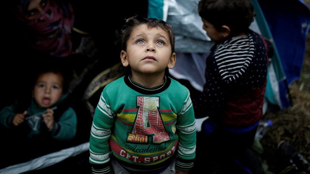Syrské děti před stanem v uprchlickém táboře Moria