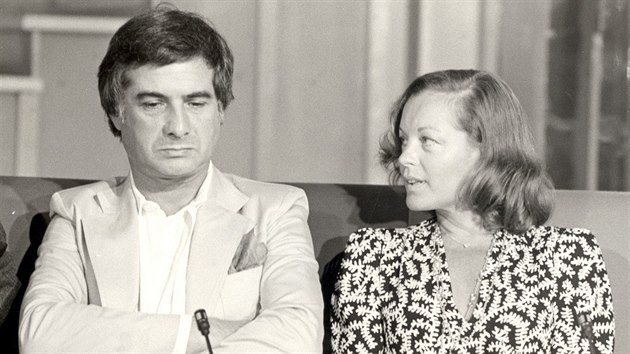 P�ed Alainem Delonem Romy Schneiderovou varoval jej� dlouholet� p��tel Jean-Claude Brialy �J� jsem se s n� p��telil 25 let a pokud �lo o Alaina, �ekl jsem j�: Zvolila jsi to nejhor��. Toho kluka trochu zn�m a nen� to nic pro tebe,� uvedl pro Spiegel.