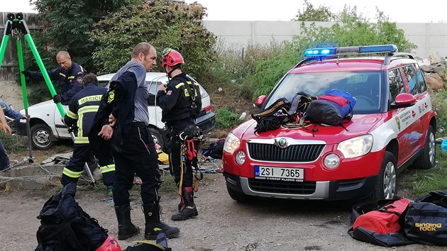 Na Rakovnicku spadly dv dti do hlubok studny, zranily se na hlav (15. 9. 2018).