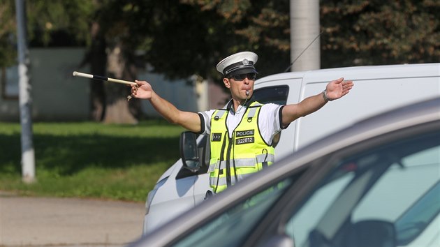 Dopravn policist dili pi souti dopravu u vstavit, na nejrunj kiovatce v eskch Budjovicch.