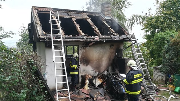 V zahrdksk kolonii v katastru obce Semice na Psecku shoela chata. Hasii v n objevili mrtvho chlapce.