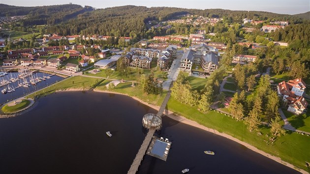 Na plo�e 24 tis�c metr� �tvere�n�ch vyroste hotel a byty. Sou��st� bude i molo vyb�haj�c� do p�ehrady.