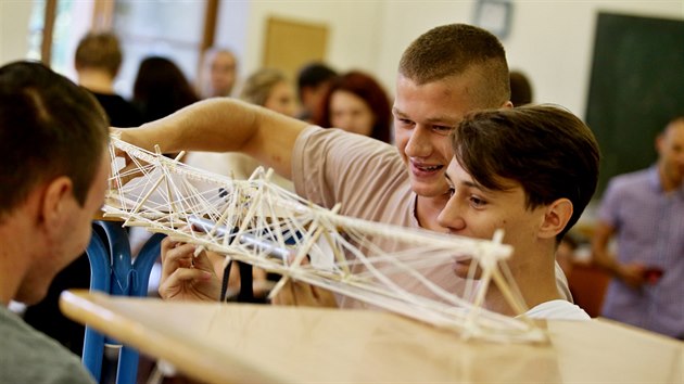 Studenti Střední průmyslové školy stavební v Kudelově ulici v Brně soutěžili ve stavbě mostů ze špejlí. Jejich nosnost testovali pomocí barelu s vodou.