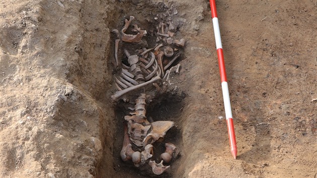 Hrob, v kterém byla nalezena dvě těla - dívky a chlapce, pohozená přes sebe.