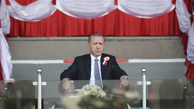 Tureck prezident Erdogan na promoci vojk v Ankae (30.8.2018)