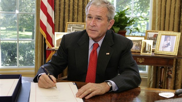 O nkolik dn pozdji zchrann balek proel a 3. jna 2008 ho podepsal tehdej prezident George W. Bush. Kongresmany vydsilo, jak seup by mohl nsledovat, pokud by krachovaly dal banky.
