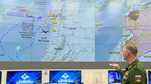 Mluvčí ruského ministerstva obrany Igor Konašenkov ukazuje na nákresu, jak podle Moskvy došlo k sestřelení výzvědného letounu Il-20 nad Středozemním mořem.