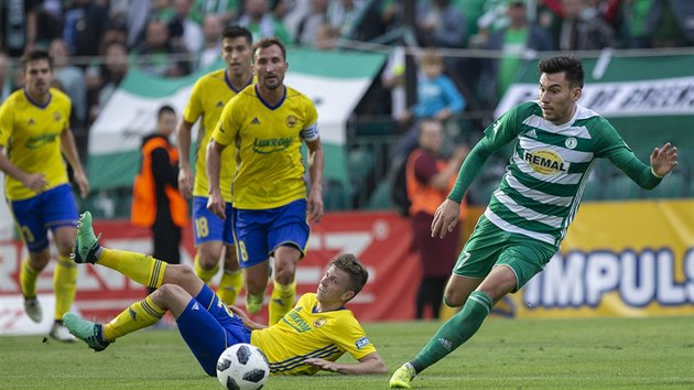 Rudolf Reiter (vpravo) z Bohemians pronik zlnskou obranou pes Luke Bartoka.