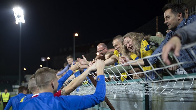 Zlnt fotbalist dkuj fanoukm za podporu na Bohemians, po vhe 1:0 se Zln posunul na prvn pku prbn tabulky.