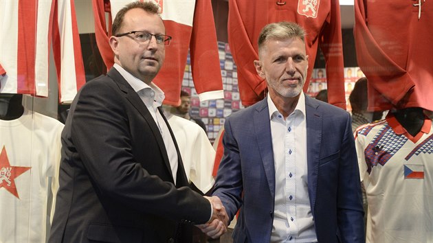 Nov reprezentan trenr Jaroslav ilhav (vpravo) a pedseda asociace Martin Malk pi inauguraci v sdle asociace.