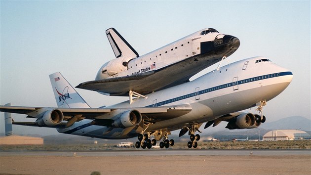 Upravený Boeing 747 odváží raketoplán Endeavour zpět na Floridu.