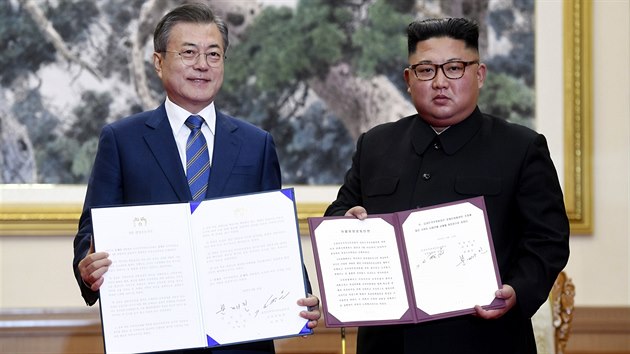 Vdce KLDR Kim ong-un a jihokorejsk prezident Mun e-in po podpisu dokumentu o vztazch mezi zemmi (19. z 2018)