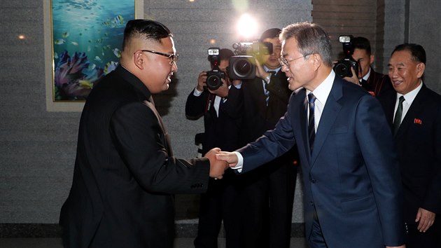 Vdce KLDR Kim ong-un se zdrav se svm jihokorejskm protjkem Mun e-inem. (19. z 2018)