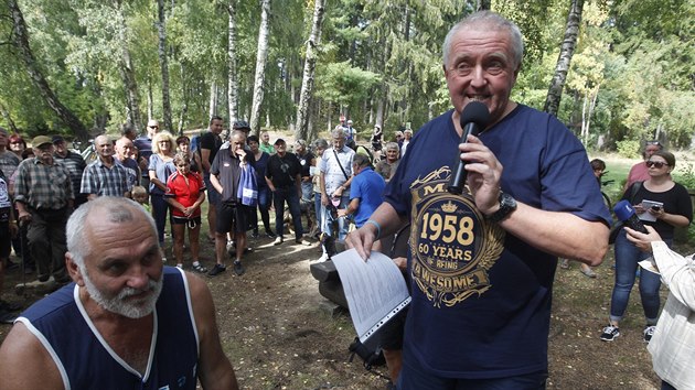 U Velkho Paezitho rybnka se v nedli 9. z odpoledne sela vce ne stovka odprc plnovanho vyputn tto vodn plochy. Na snmku je pedseda petinho vboru Michal Salamnek (s mikrofonem).