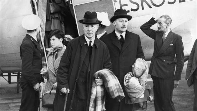 Lord Walter Runciman a jeho poradce Frank Ashton-Gwatkin na snímku po svém návratu z Prahy v září 1938. Zpráva vedoucího britské diplomatické mise o situaci v Sudetech ovlivnila postoj britské vlády při následném jednání v Mnichově.