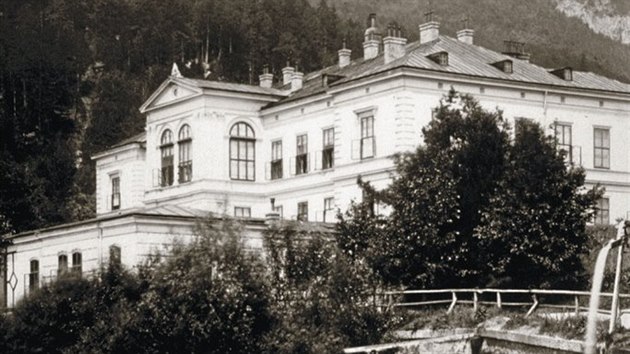 Budovu lázní Rudolfsbad otevírali v roce 1866. O sedm let později v Reichenau sbírala zkušenosti budoucí císařovnina masérka Elisabeth Schmidová. Autorem snímku zhruba z roku 1880 je Josef Knotzer.