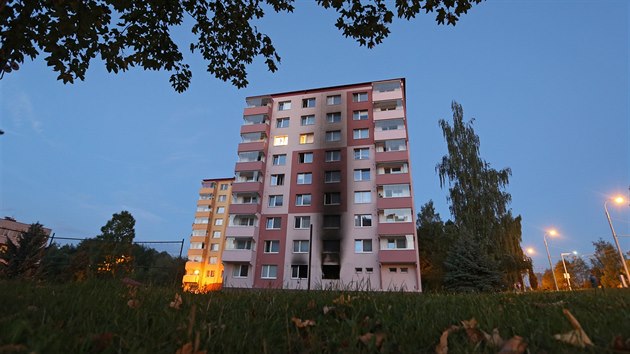 Požár vypukl v malém bytě v přízemí devítipodlažní bytovky na okraji Jihlavy. (13. září 2018)
