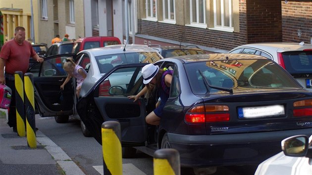 Klasick� situace p�ed jednou ze z�kladn�ch �kol v Praze. Rodi�e vezou d�ti do �koly a posp�chaj�, �asto proto vznikaj� nebezpe�n� dopravn� situace.