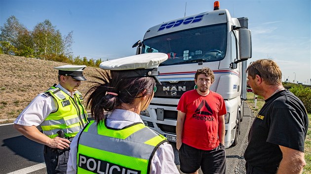 Policejn kontroly nejen kamion na dlnici D11 u Hradce Krlov (19.9.2018).