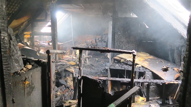 Po��r podkrov� rodinn�ho domu ve Star�m M�st�.