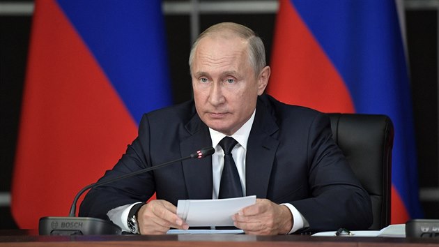 Ruský prezident Vladimir Putin hovoí na schzi armádního kolegia v Moskv (19....