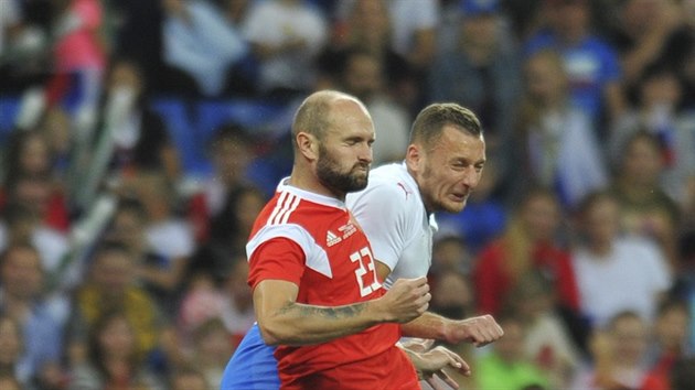 Vladimír Coufal (vpravo) v souboji s ruským fotbalistou Konstantinem Rauschem.