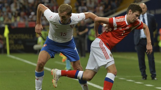 Český fotbalista Tomáš Souček (vlevo) bojuje o míč s  Dalerem Kuzjajevem.