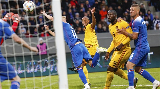 Belgičan Romelu Lukaku (druhý zprava) střílí gól v utkání na Islandu.