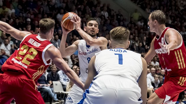 Tom Satoransk se sna vyzrt na ruskou obranu. Sleduje ho spoluhr z eskho tmu Patrik Auda.