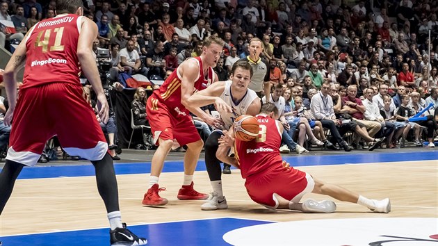 esk reprezentant Jaromr Bohak (v blm) bojuje s ruskou pesilou.