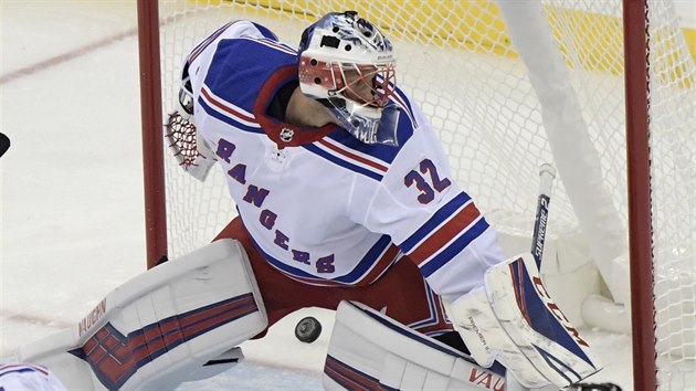 Marek Mazanec v brance New York Rangers v zpase s New Jersey.