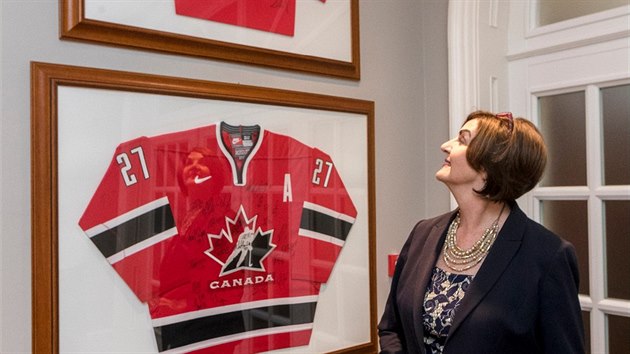Dva dresy kanadsk hokejov reprezentace. Ty dostala ambasda od hr, kte se zastnili mistrovstv svta v lednm hokeji. Podle kanadsk velvyslankyn zaujmou dresy pi vstupu do rezidence vdy esk nvtvnky. (6.9.2018)