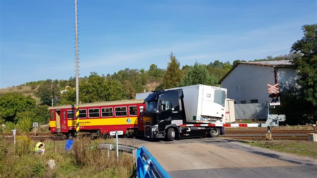 V Kralupech nad Vltavou se na pejezdu srazil kamion s vlakem. (18.9.2018)