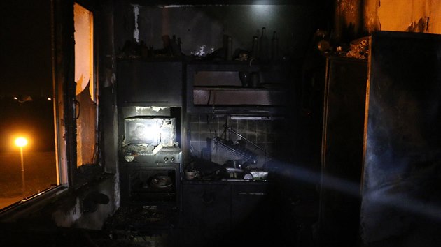 Čtyři jednotky hasičů zasahovaly při nočním požáru v bytě olomouckého domu. Kvůli silnému zakouření museli evakuovat zhruba třicet obyvatel.