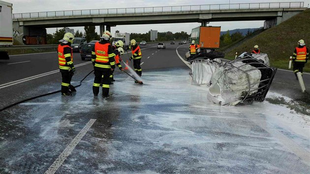 U nájezdu na dálnici D47 poblíž Lipníku nad Bečvou spadlo z nákladního vozu několik barelů s lepidlem, které poté vyteklo na silnici.