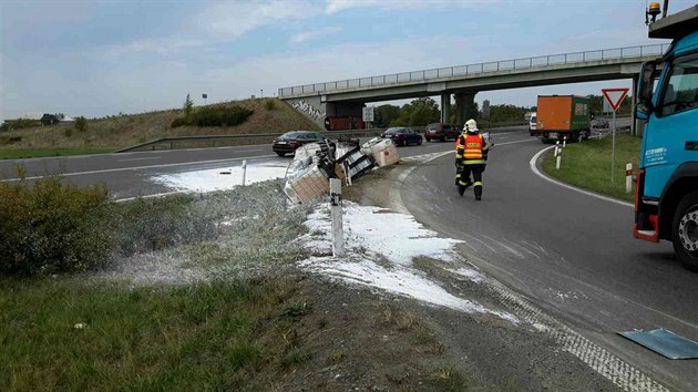 U nájezdu na dálnici D47 poblíž Lipníku nad Bečvou spadlo z nákladního vozu několik barelů s lepidlem, které poté vyteklo na silnici.