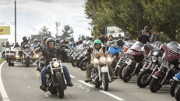 Na srazu jsou nejvce zastoupen stroje Harley Davidson.