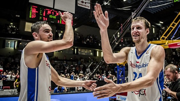 Tom Satoransk (vlevo) a Jan Vesel slav s eskou vhru nad Ruskem.