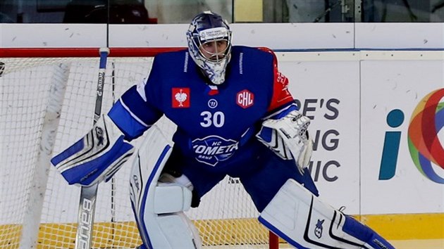 Marek Langhamer v brance hokejov Komety Brno v duelu s Eisbren Berln.