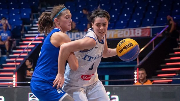 esk basketbalistka Anna Hrukov (vlevo) brn na ME 3x3 bhem duelu s Itli.