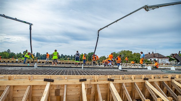 Stavbaři betonovali mostovku na novém přemostění Orlice ve Svinarech (11.9.2018).