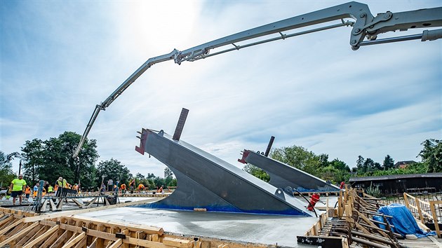 Stavbaři betonovali mostovku na novém přemostění Orlice ve Svinarech (11.9.2018).