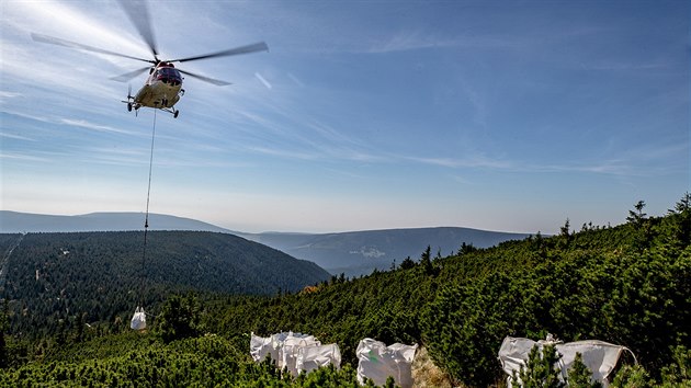 Vrtulnk dopravuje na Snku materil na opravu turistickho chodnku z Rov hory (18. 9. 2018).