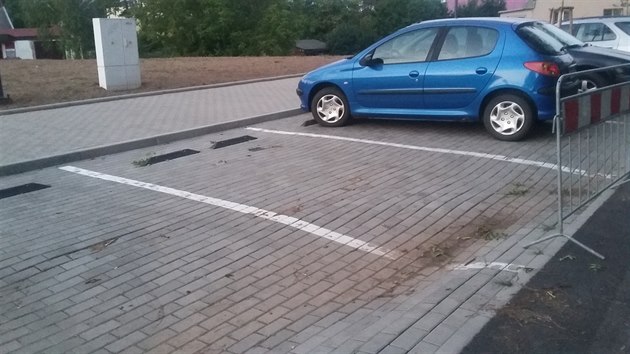 Propadlá nová parkovací místa v lokalitě Na Valech v Jaroměři.