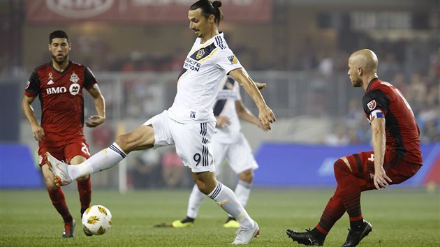 Zlatan Ibrahimovic z Los Angeles Galaxy (s slem 9) kontroluje m v utkn proti Torontu.