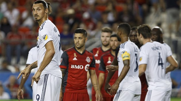 Zlatan Ibrahimovic (s slem 9) z Los Angeles Galaxy v duelu proti Torontu.